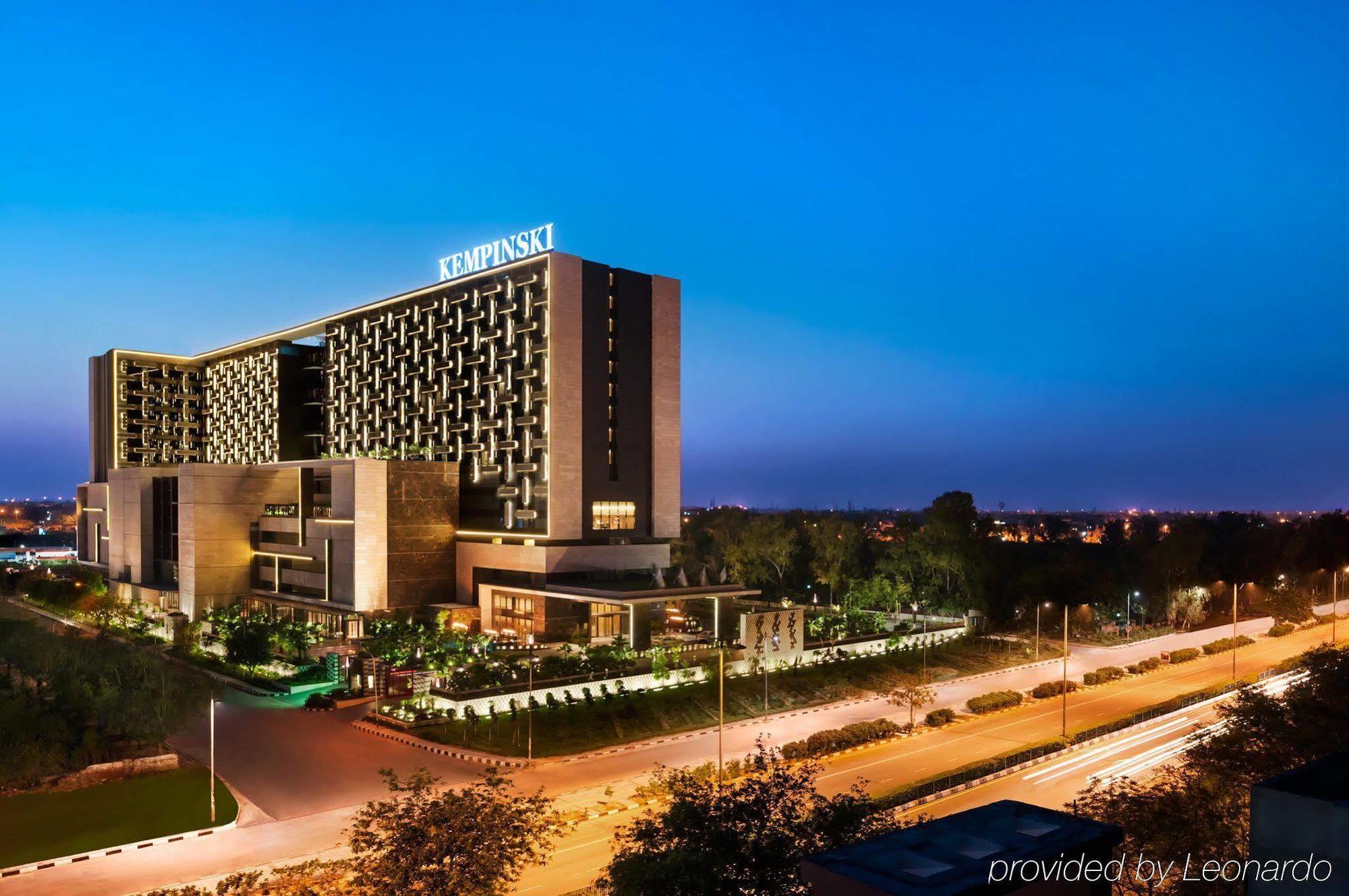 The Leela Ambience Convention Hotel Delhi New Delhi Exterior photo